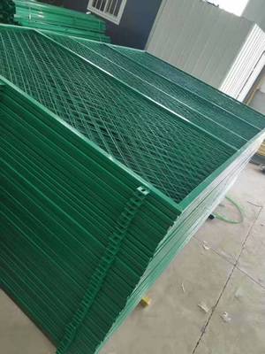 湖北武漢鋼板網(wǎng)護(hù)欄 堅(jiān)固耐用的安全防護(hù)設(shè)備