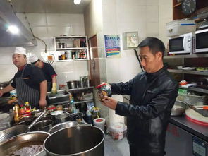 規(guī)范餐飲服務助推首府三城同創(chuàng)——市區(qū)兩級市場監(jiān)管局聯(lián)合檢查回民區(qū)餐飲單位